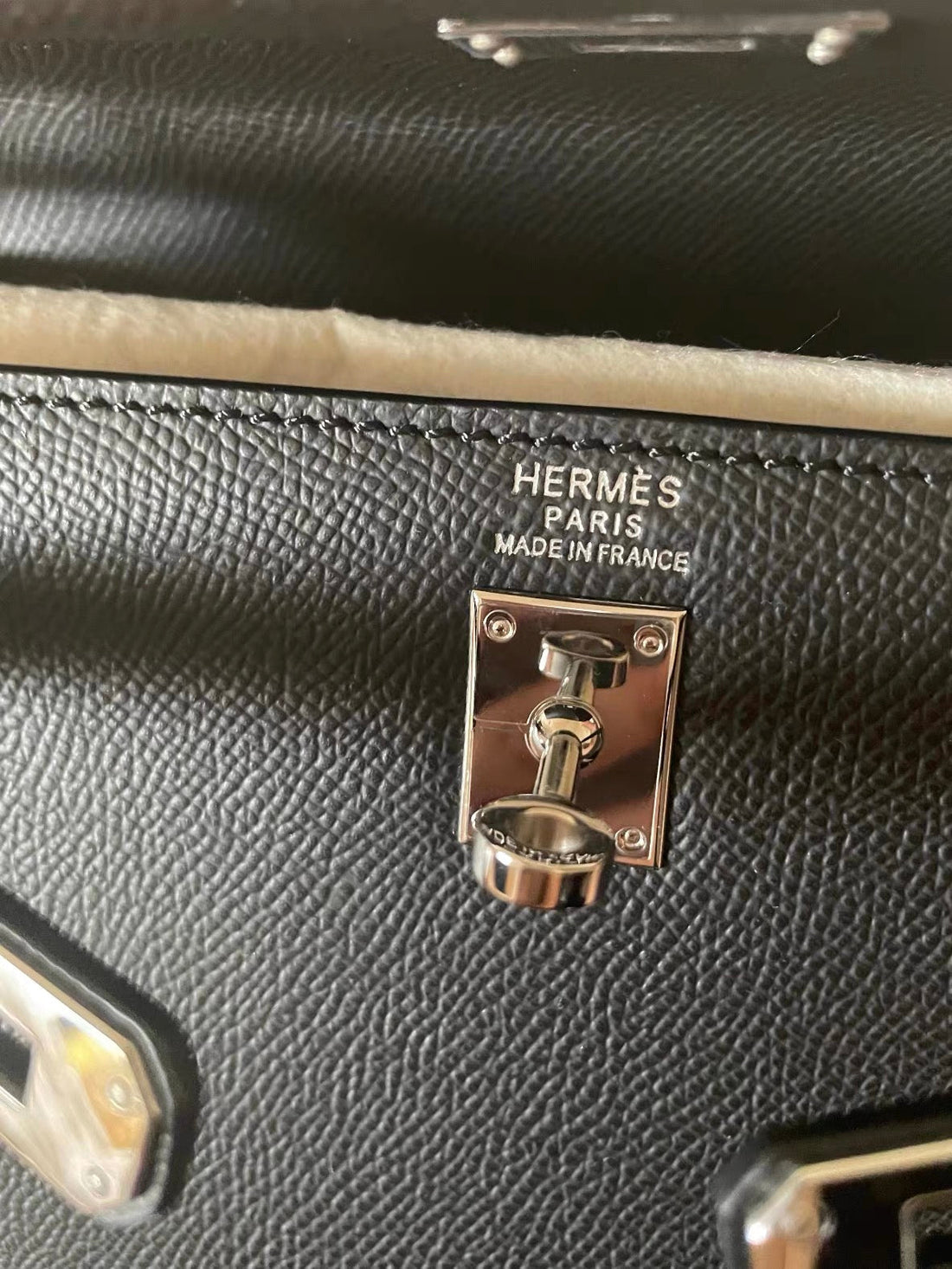 Comment protéger le fermoir de son sac Hermès Kelly ? Guide complet